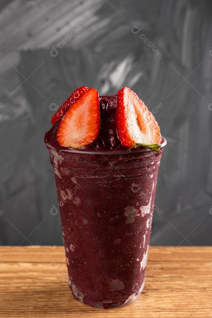 Açaí Brasileiro Congelado Com Morangos Em Copo Plástico