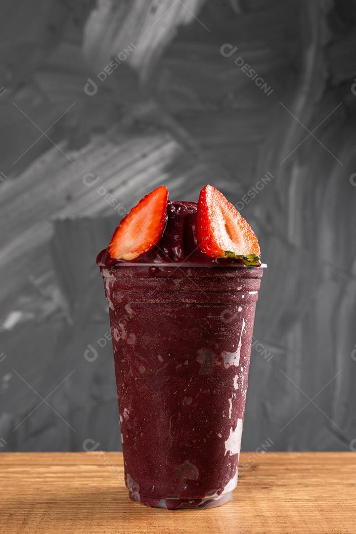 Açaí Brasileiro Congelado Com Morangos Em Copo Plástico