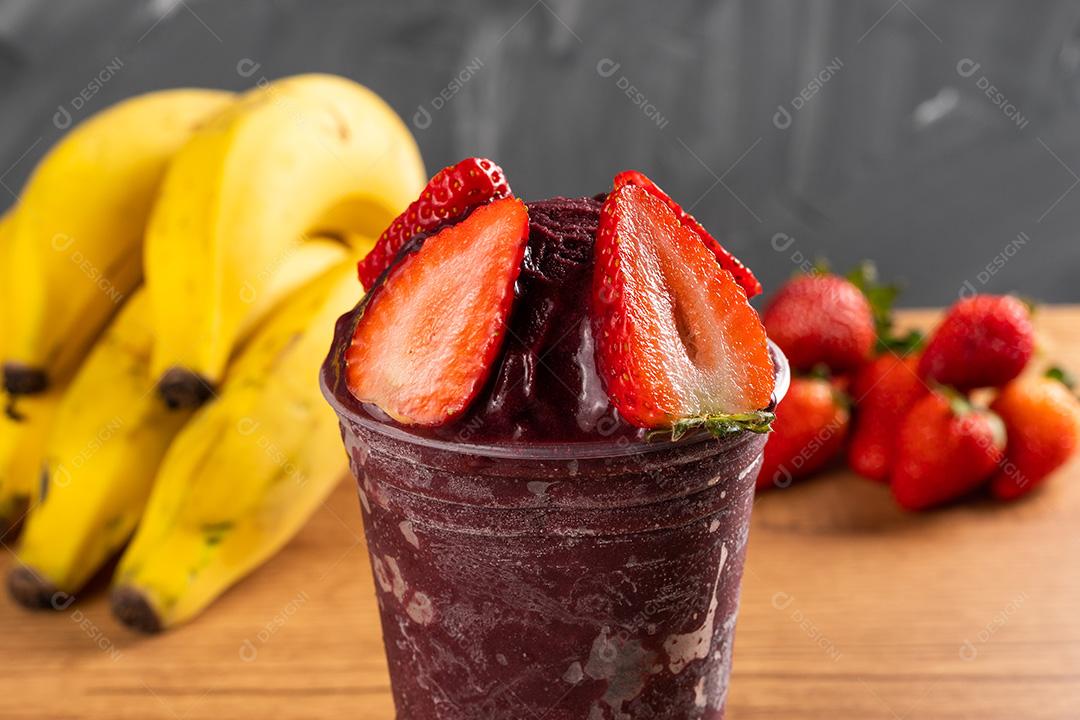 Açaí Brasileiro Congelado Com Morangos Em Copo Plástico