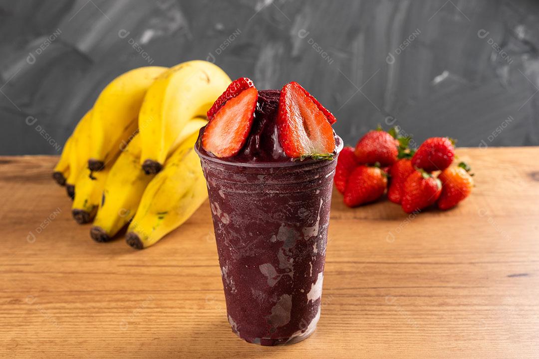 Batido De Sorvete Brasileiro De Açaí Berry Congelado Em Copo De Plástico Imagem JPG