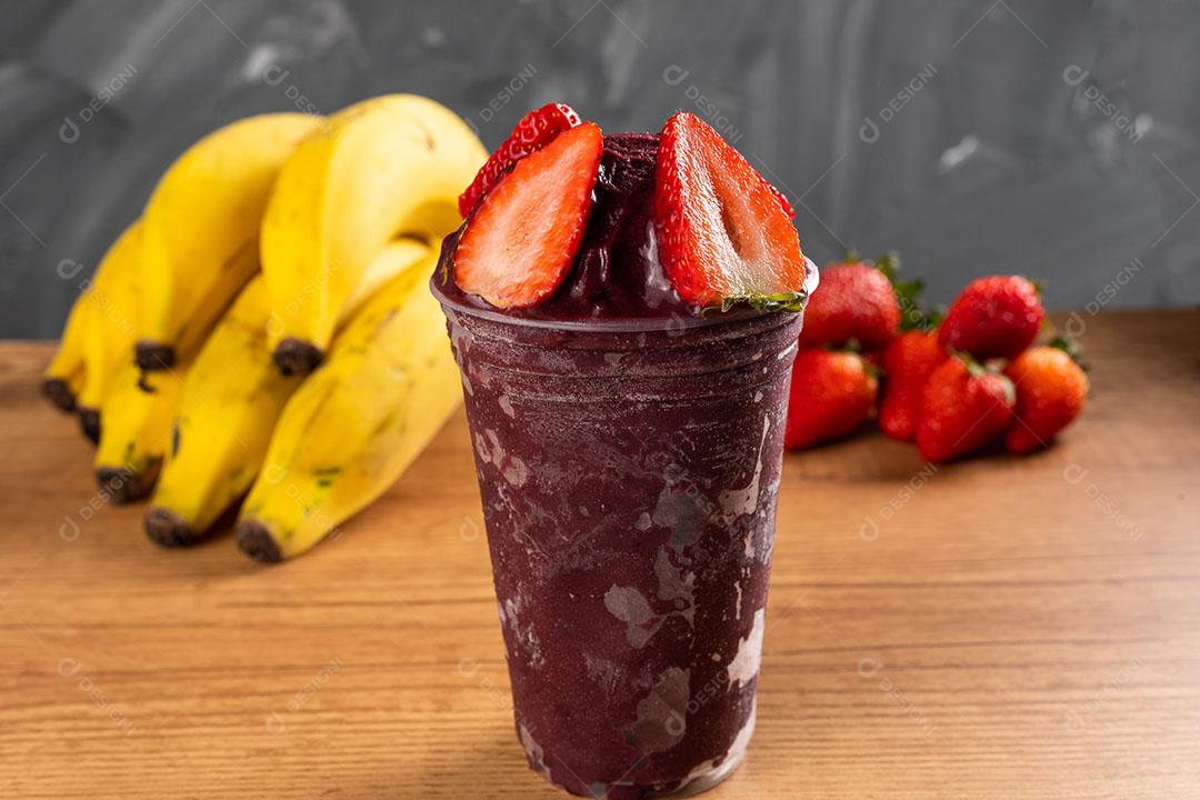 Batido De Sorvete Brasileiro De Açaí Berry Congelado Em Copo De Plástico Imagem JPG