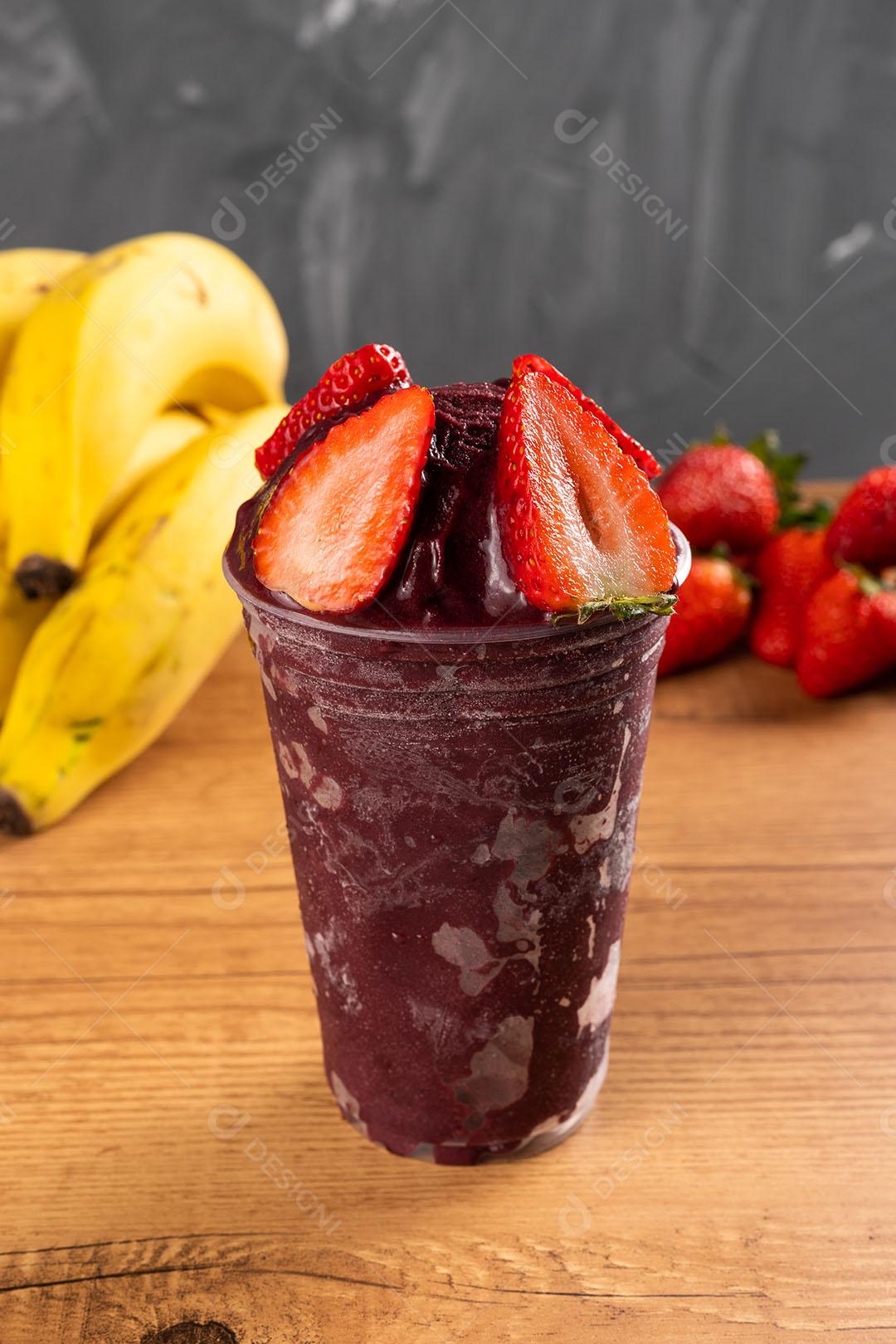 Batido De Sorvete Brasileiro De Açaí Berry Congelado Em Copo De Plástico Imagem JPG