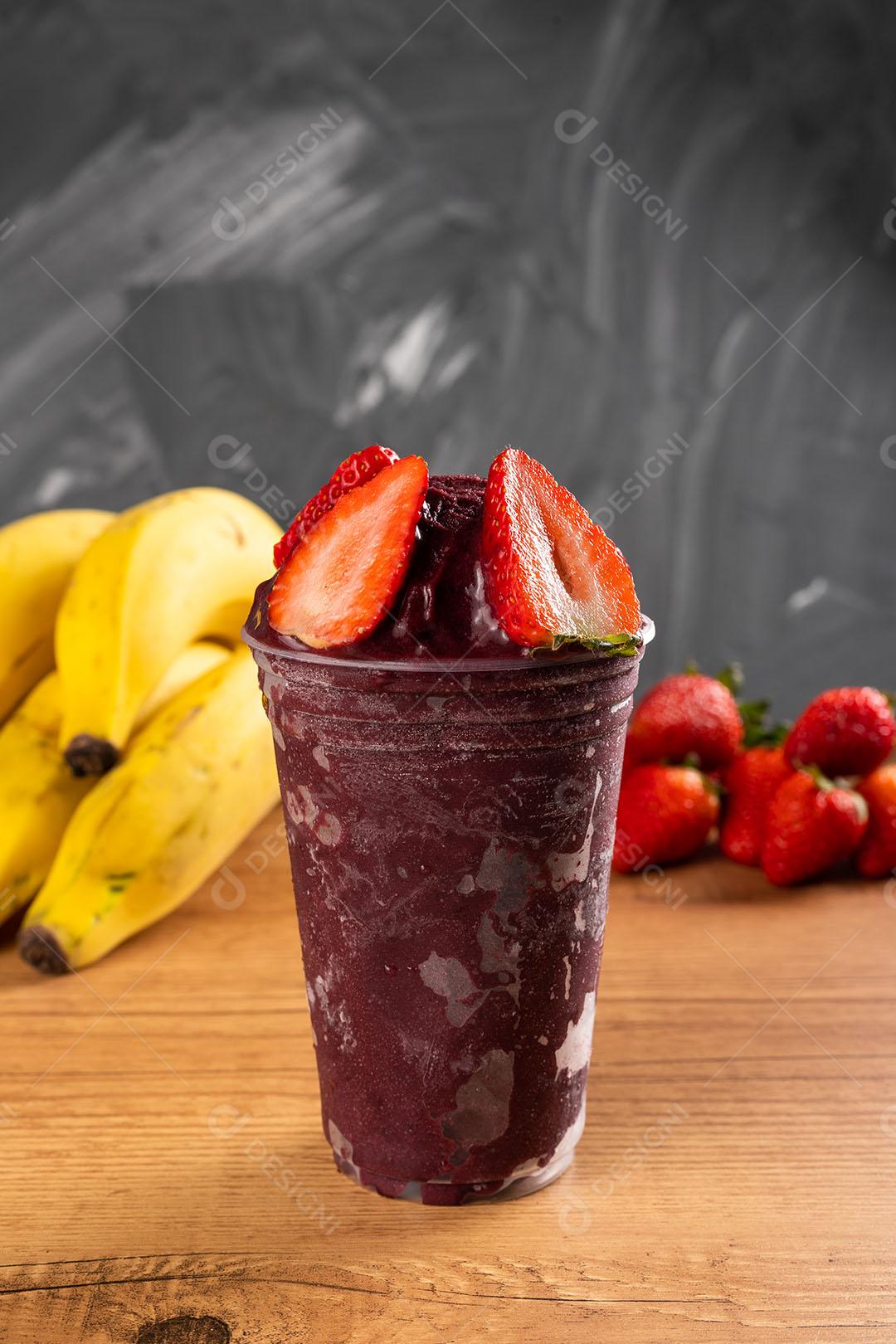Batido De Sorvete Brasileiro De Açaí Berry Congelado Em Copo De Plástico Imagem JPG