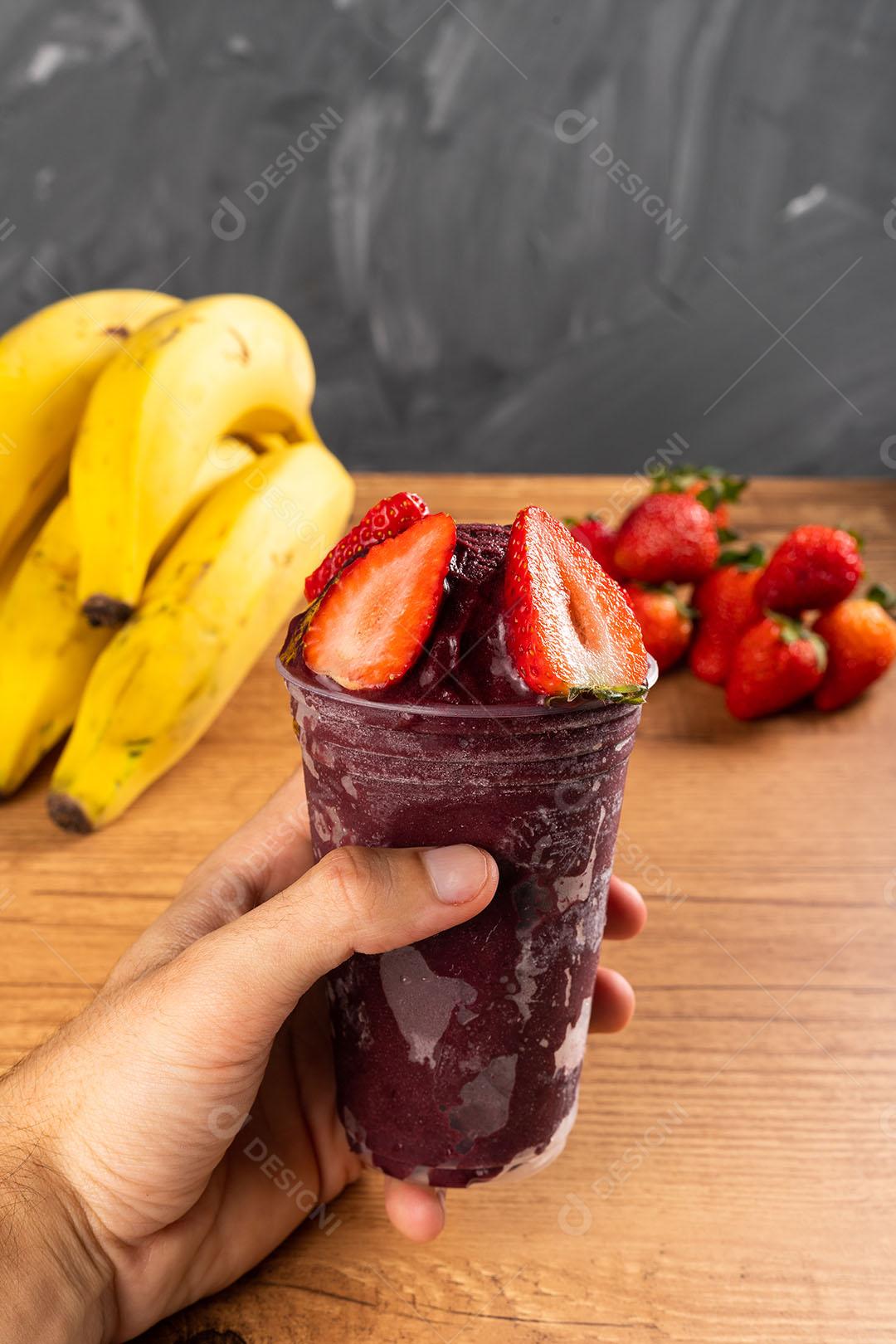 Homem Segurando um Smoothie de Sorvete Brasileiro de Açaí Berry Congelado Imagem JPG