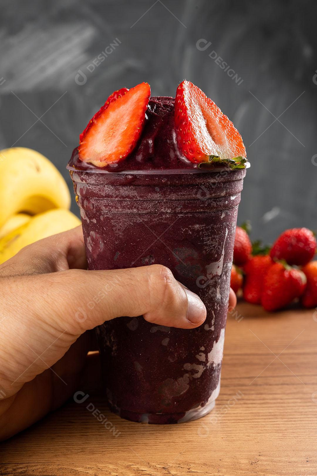 Homem Segurando um Smoothie de Sorvete Brasileiro de Açaí Berry Congelado Imagem JPG