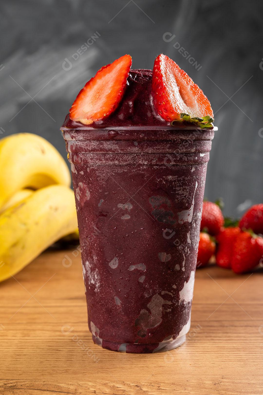 Batido De Sorvete Brasileiro De Açaí Berry Congelado Em Copo De Plástico Imagem JPG