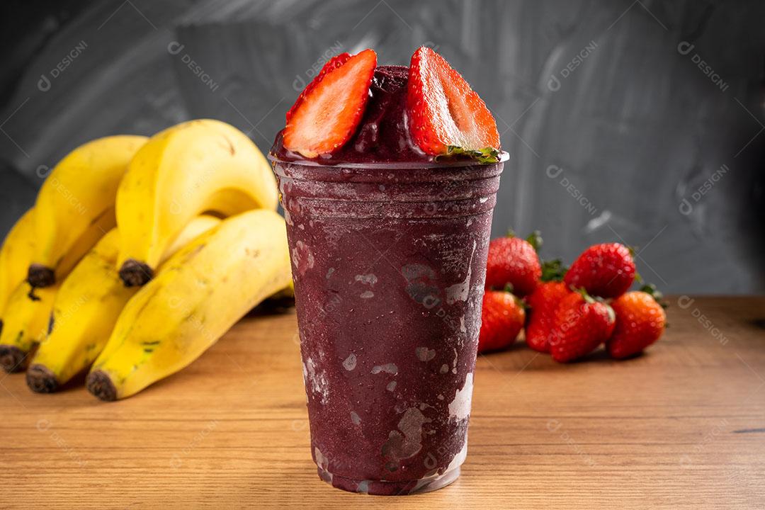 Batido De Sorvete Brasileiro De Açaí Berry Congelado Em Copo De Plástico Imagem JPG