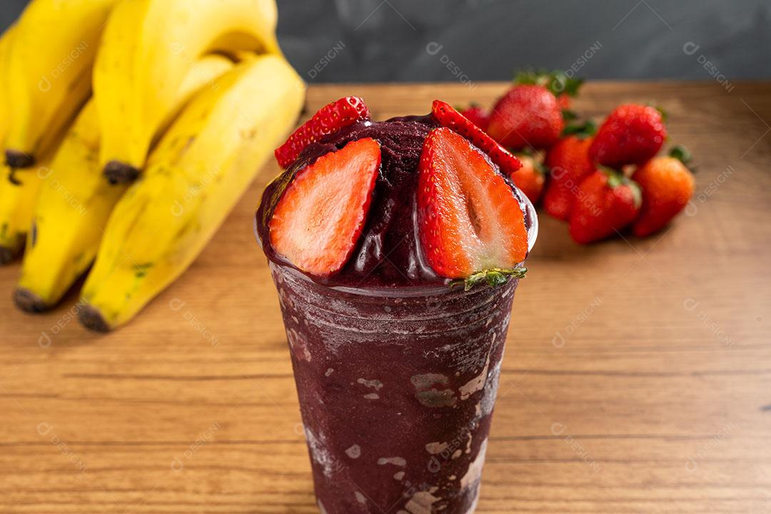Batido De Sorvete Brasileiro De Açaí Berry Congelado Em Copo De Plástico Imagem JPG
