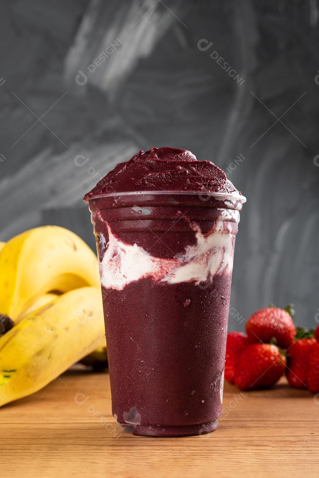 Batido De Sorvete Brasileiro De Açaí Berry Congelado Em Copo De Plástico Imagem JPG