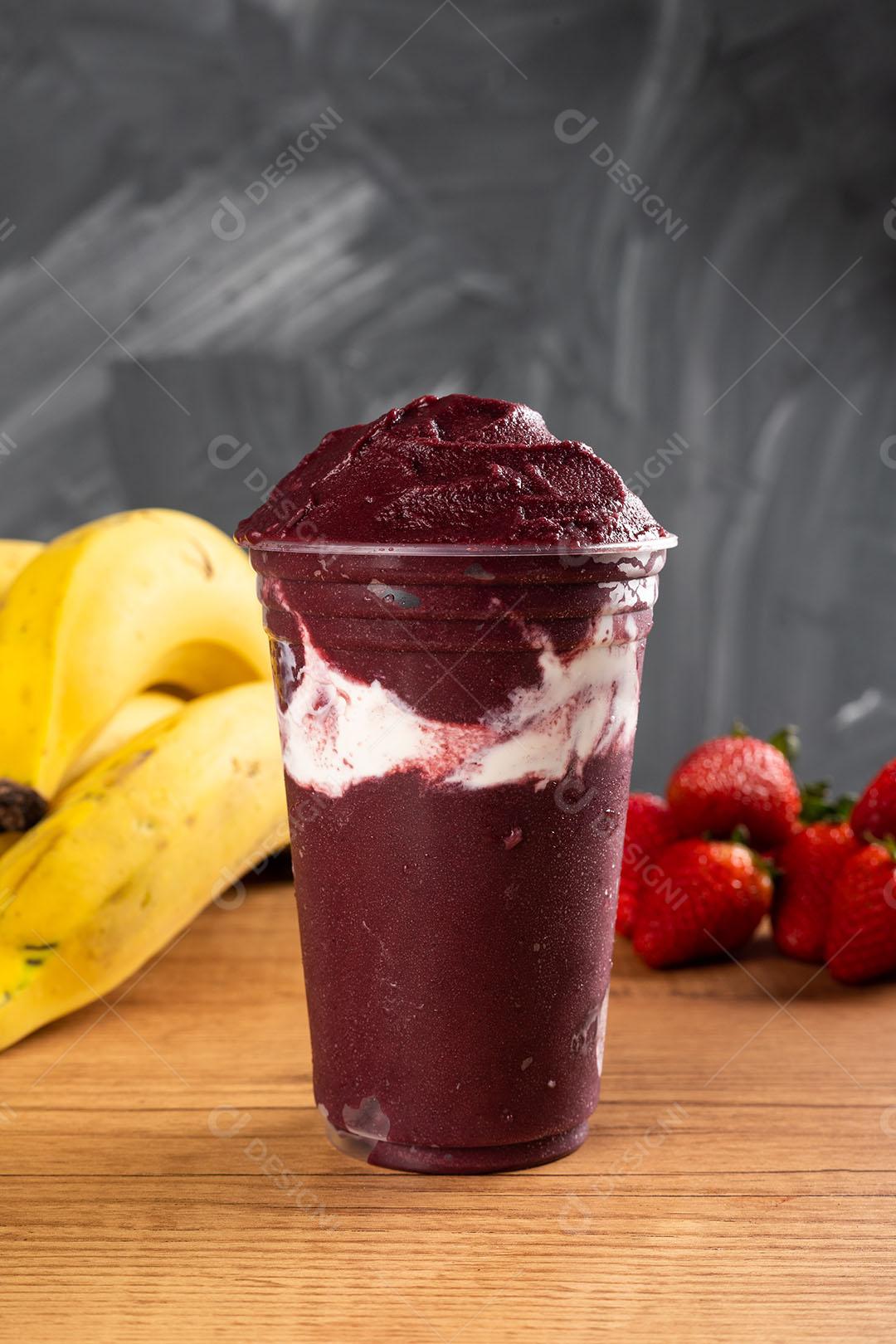Batido De Sorvete Brasileiro De Açaí Berry Congelado Em Copo De Plástico Imagem JPG