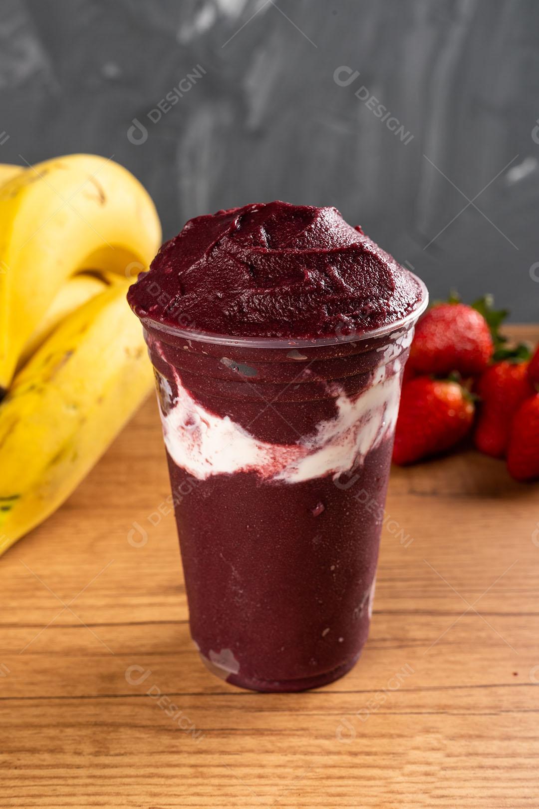 Batido De Sorvete Brasileiro De Açaí Berry Congelado Em Copo De Plástico Imagem JPG