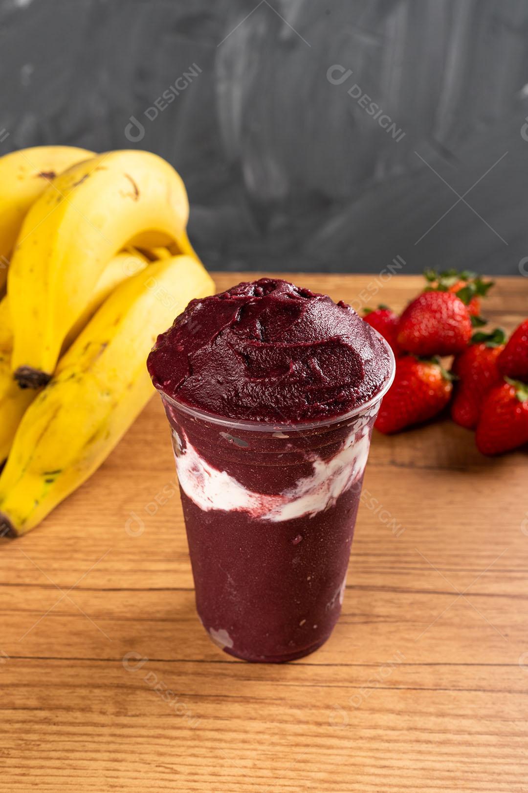 Batido De Sorvete Brasileiro De Açaí Berry Congelado Em Copo De Plástico Imagem JPG