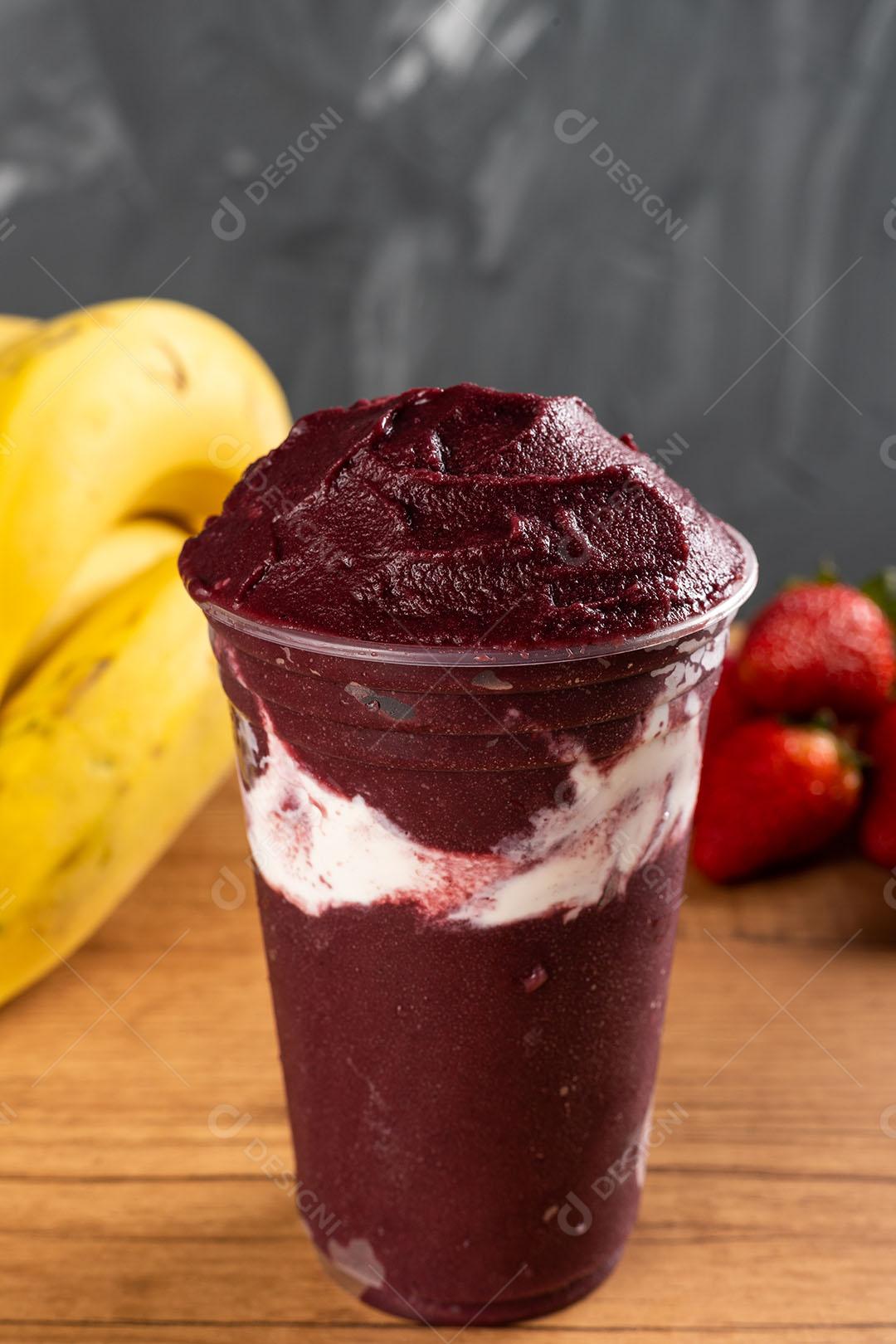 Batido De Sorvete Brasileiro De Açaí Berry Congelado Em Copo De Plástico Imagem JPG