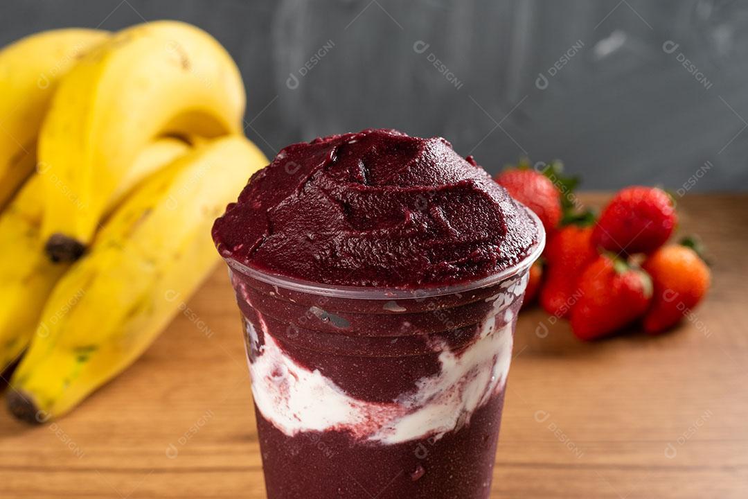 Batido De Sorvete Brasileiro De Açaí Berry Congelado Em Copo De Plástico Imagem JPG
