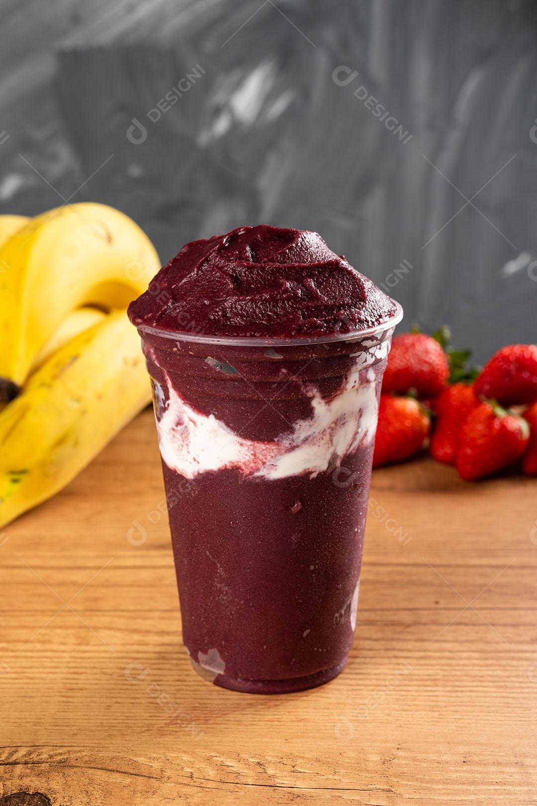 Batido De Sorvete Brasileiro De Açaí Berry Congelado Em Copo De Plástico Imagem JPG