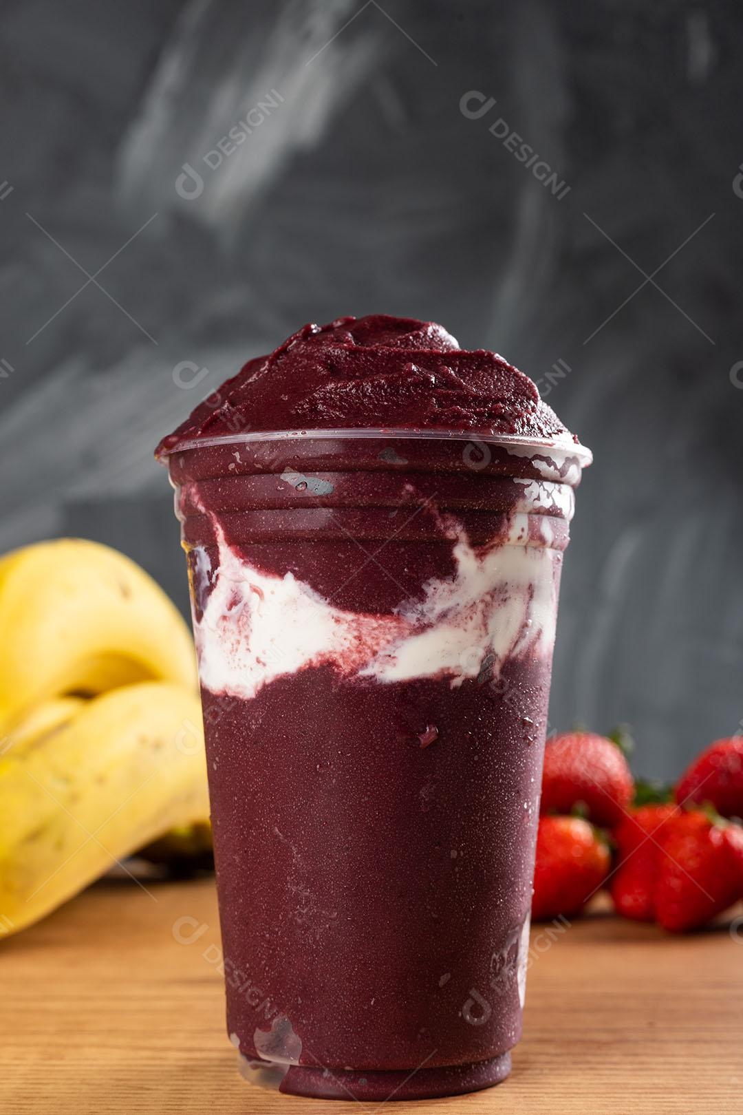 Batido De Sorvete Brasileiro De Açaí Berry Congelado Em Copo De Plástico Imagem JPG
