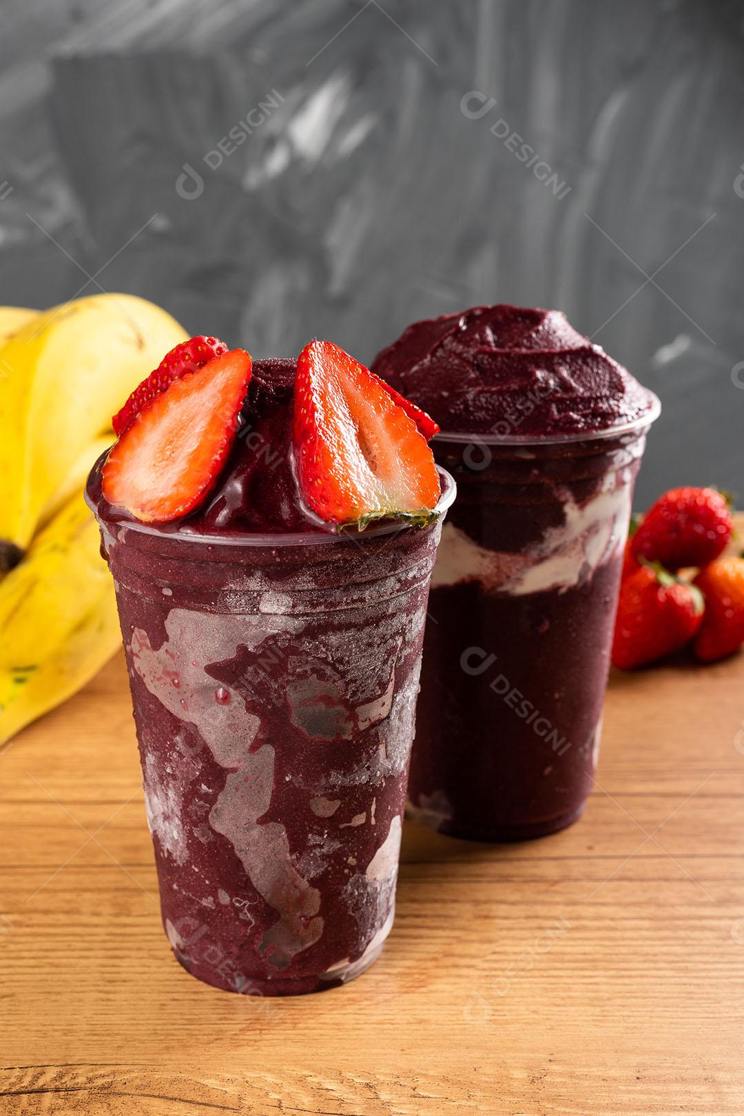 Batido De Sorvete Brasileiro De Açaí Berry Congelado Em Copo De Plástico Imagem JPG