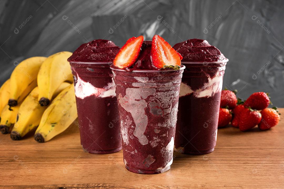Batido De Sorvete Brasileiro De Açaí Berry Congelado Em Copo De Plástico Imagem JPG