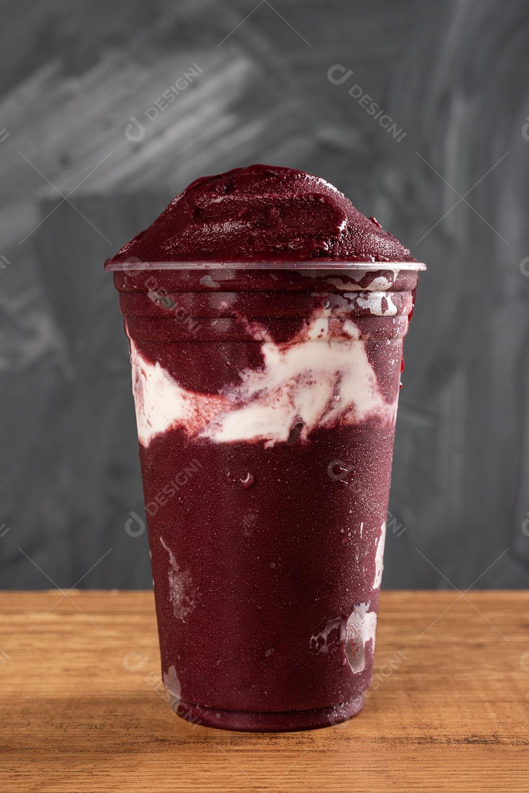 Batido De Sorvete Brasileiro De Açaí Berry Congelado Em Copo De Plástico Imagem JPG