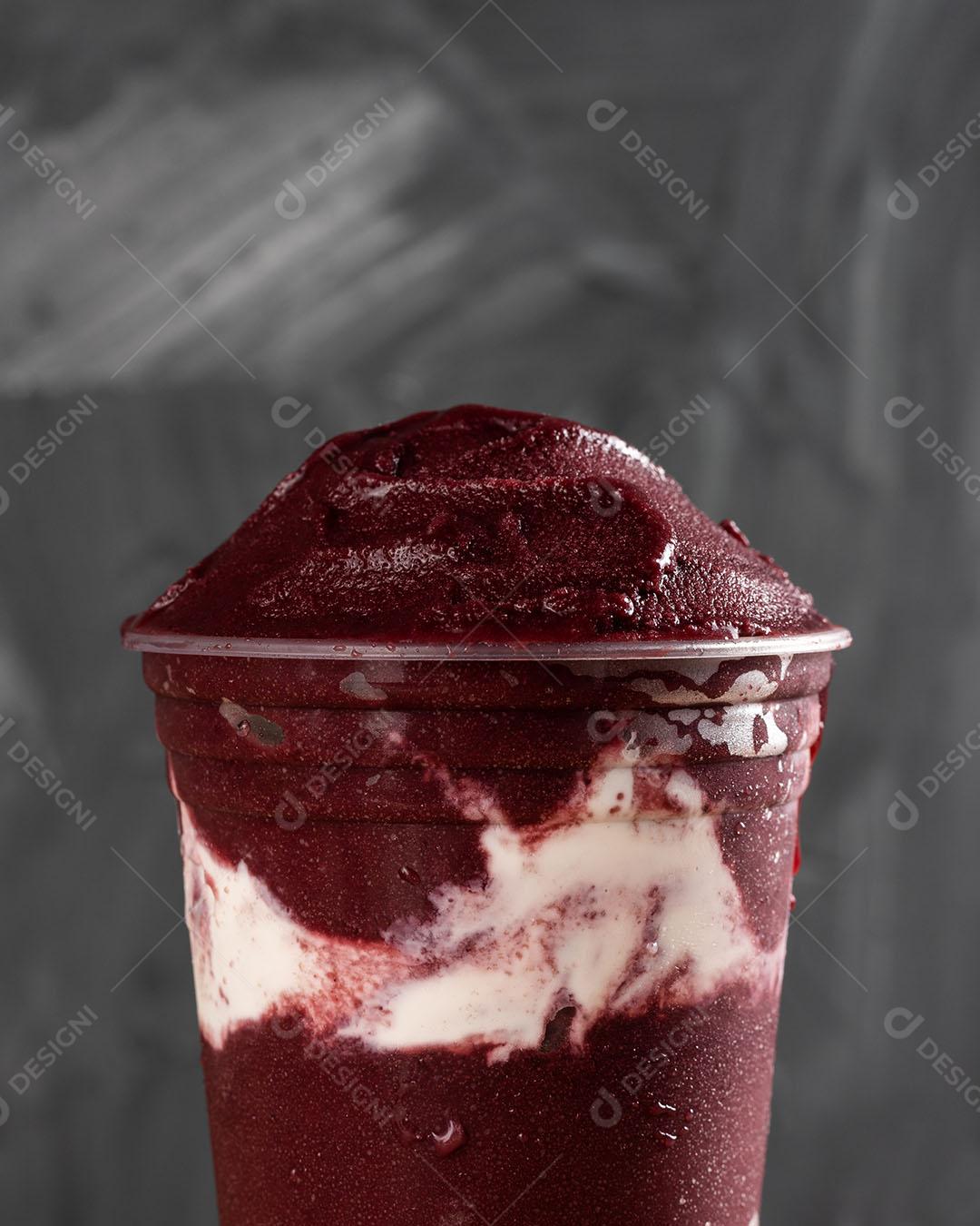 Batido De Sorvete Brasileiro De Açaí Berry Congelado Em Copo De Plástico Imagem JPG