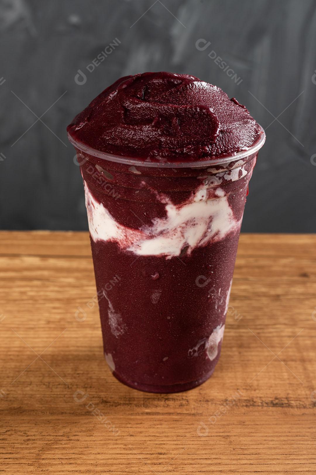 Batido De Sorvete Brasileiro De Açaí Berry Congelado Em Copo De Plástico Imagem JPG