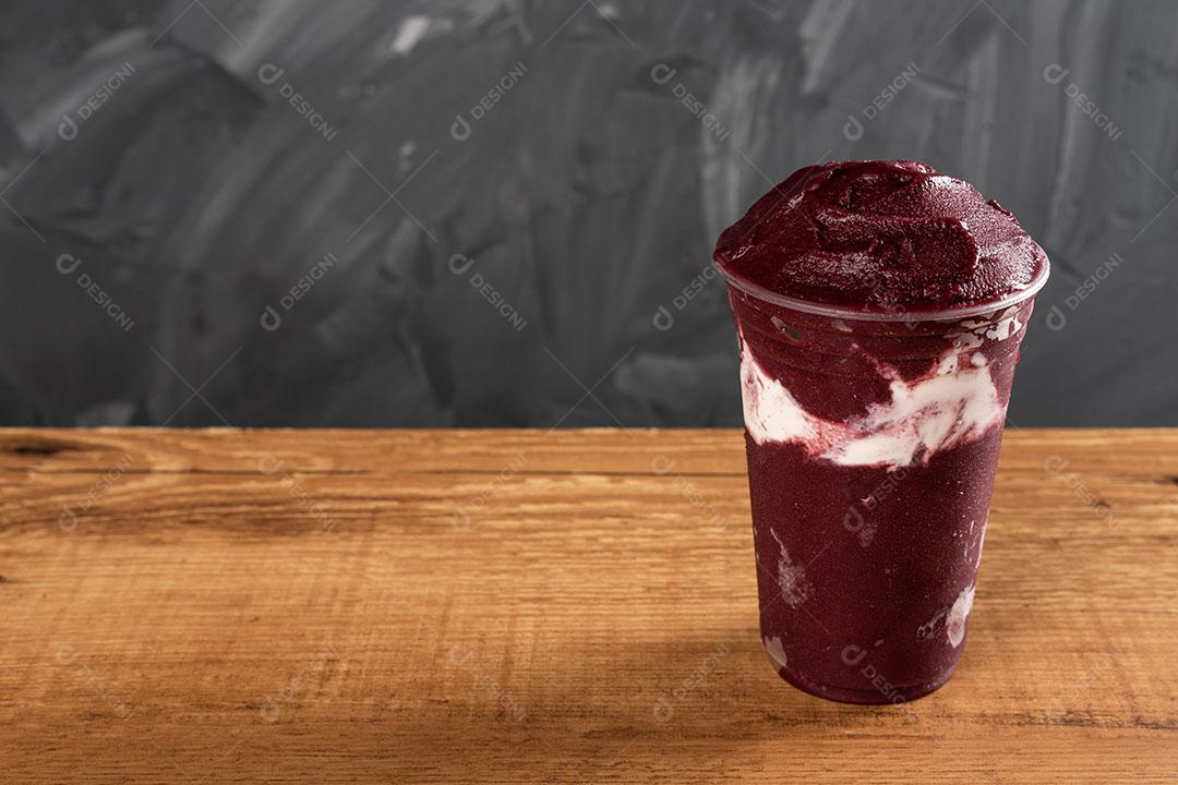 Batido De Sorvete Brasileiro De Açaí Berry Congelado Em Copo De Plástico Imagem JPG