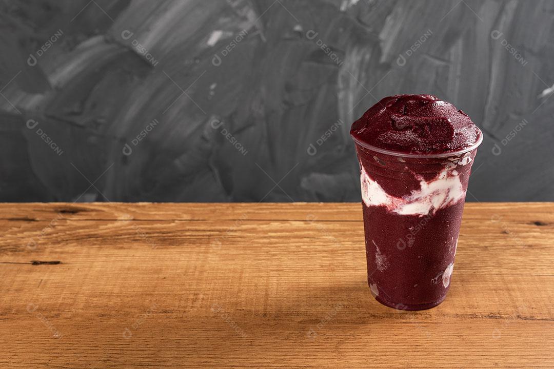 Batido De Sorvete Brasileiro De Açaí Berry Congelado Em Copo De Plástico Imagem JPG