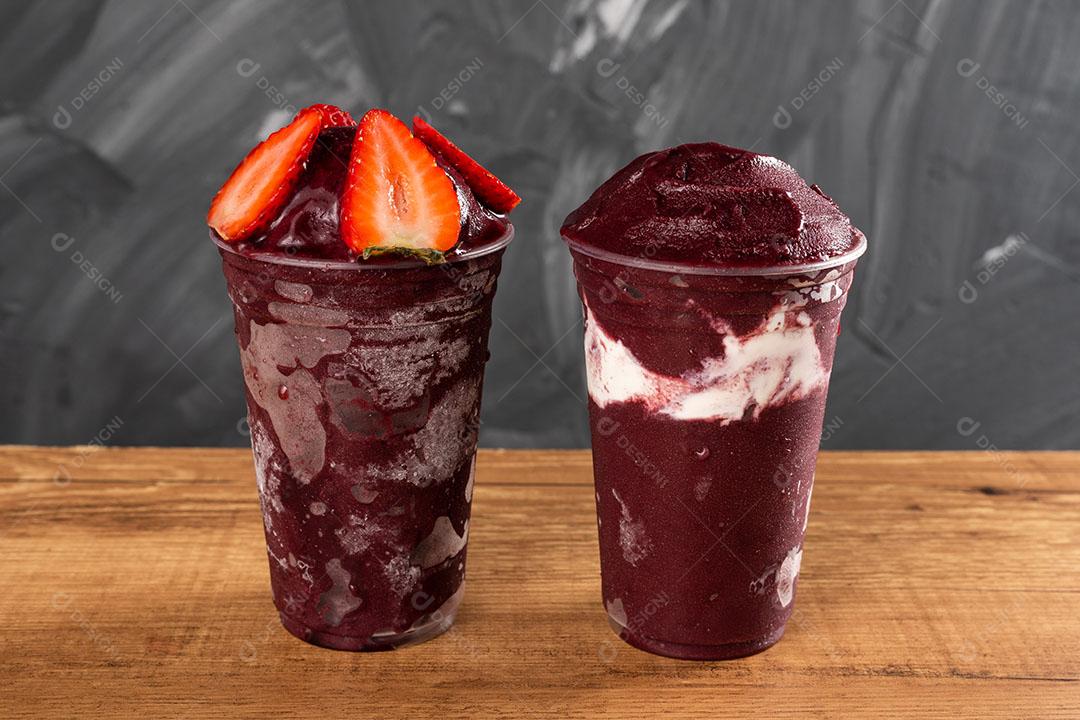 Batido De Sorvete Brasileiro De Açaí Berry Congelado Em Copo De Plástico Imagem JPG