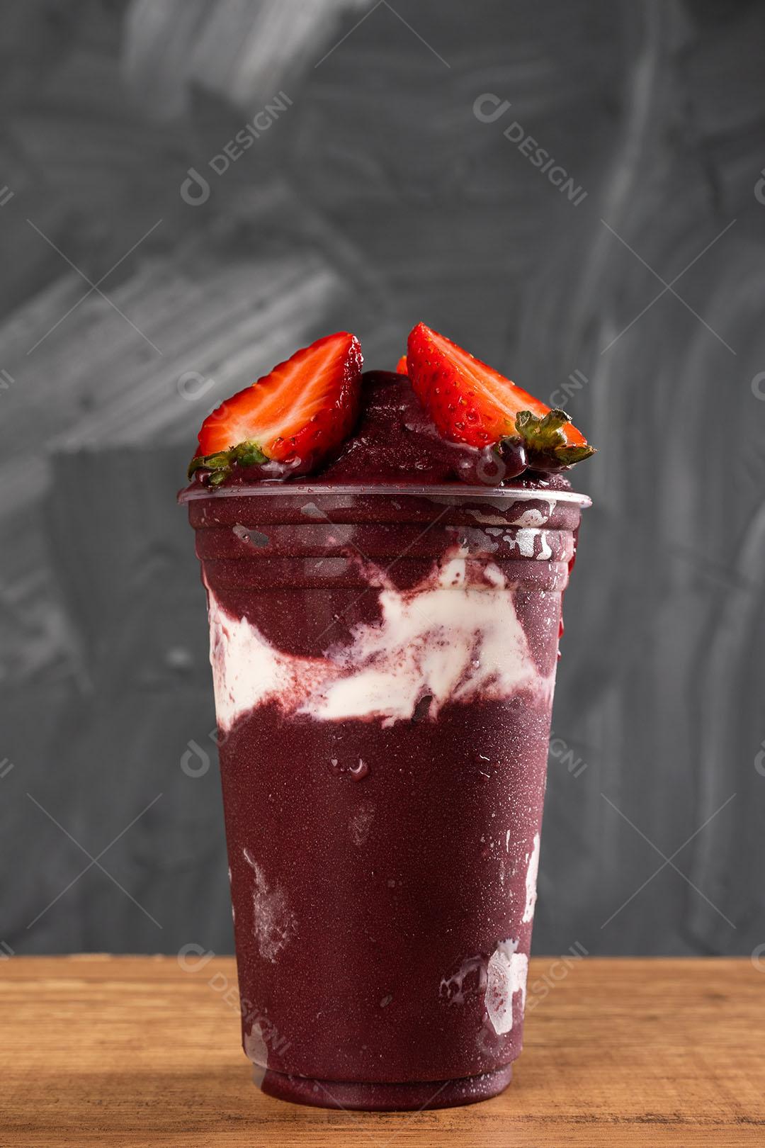 Batido De Sorvete Brasileiro De Açaí Berry Congelado Em Copo De Plástico Imagem JPG