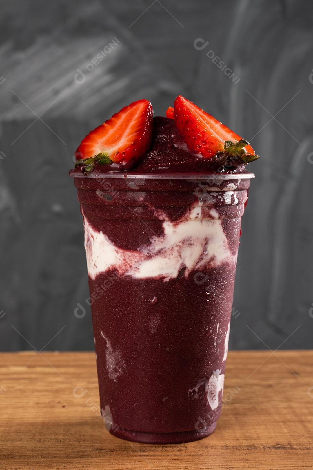 Batido De Sorvete Brasileiro De Açaí Berry Congelado Em Copo De Plástico Imagem JPG