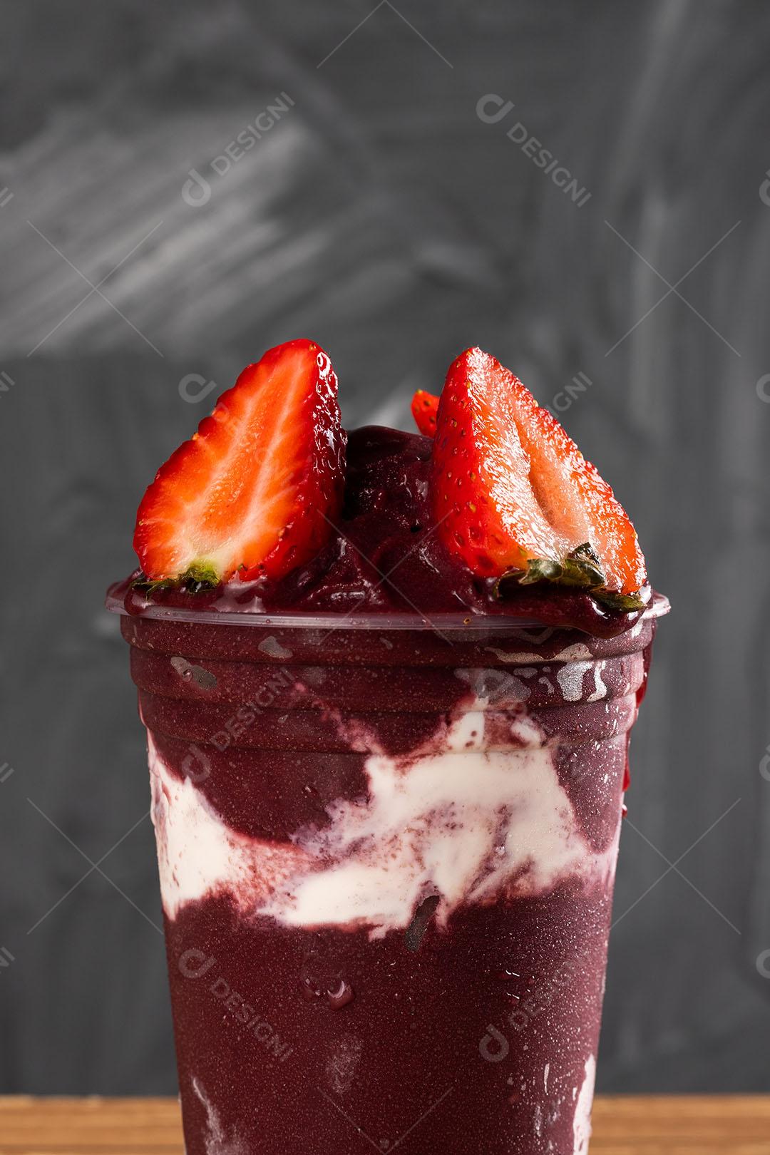 Batido De Sorvete Brasileiro De Açaí Berry Congelado Em Copo De Plástico Imagem JPG