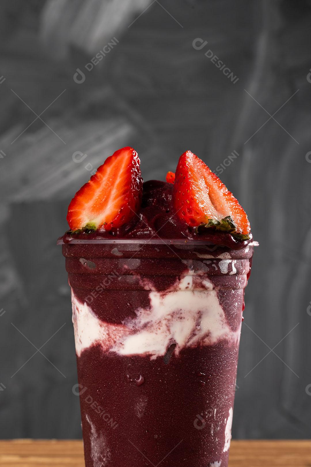 Batido De Sorvete Brasileiro De Açaí Berry Congelado Em Copo De Plástico Imagem JPG