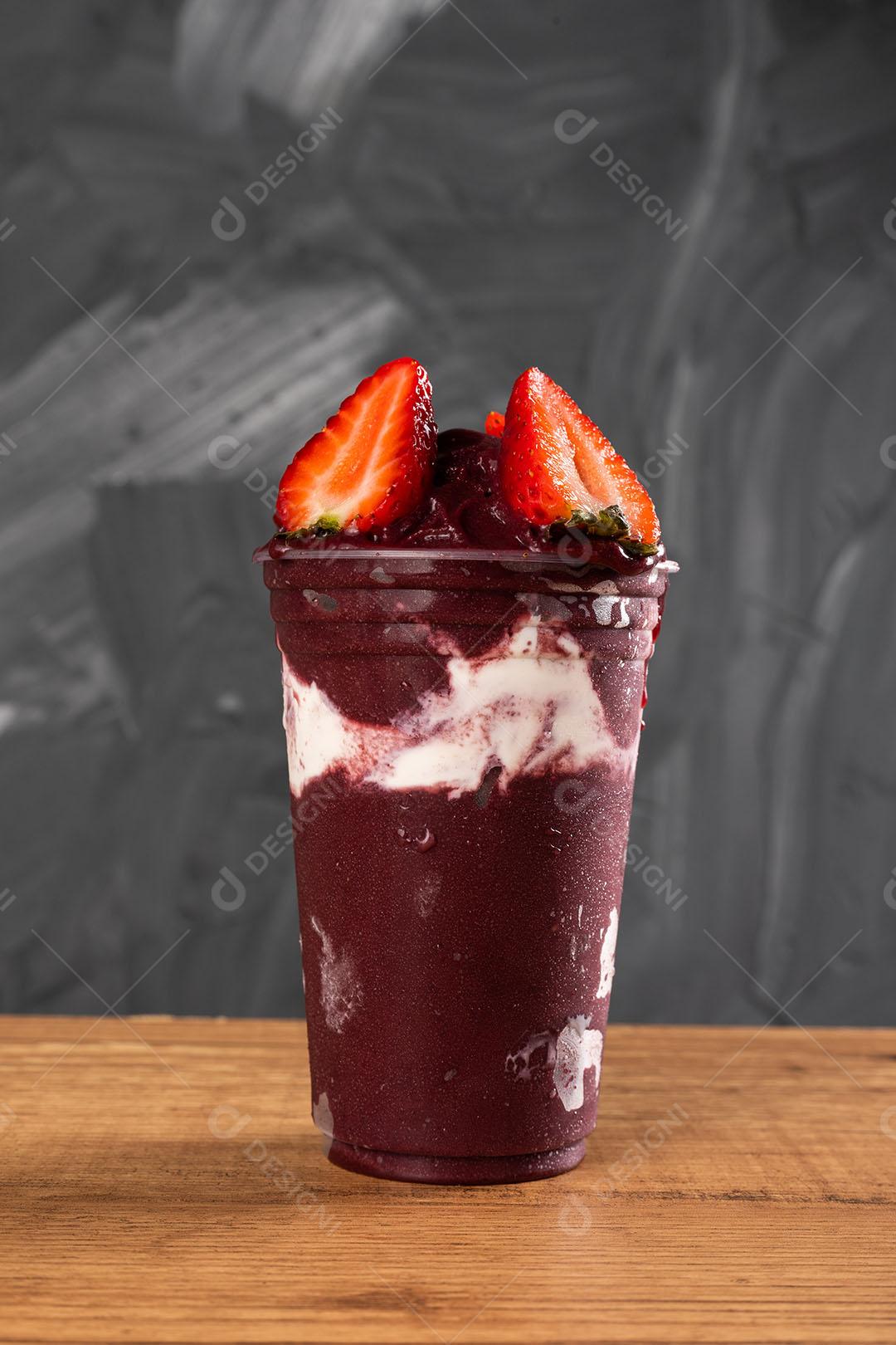 Batido De Sorvete Brasileiro De Açaí Berry Congelado Em Copo De Plástico Imagem JPG