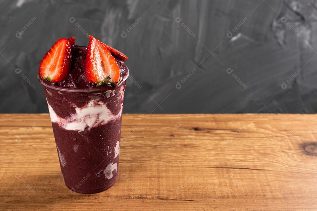 Batido De Sorvete Brasileiro De Açaí Berry Congelado Em Copo De Plástico Imagem JPG