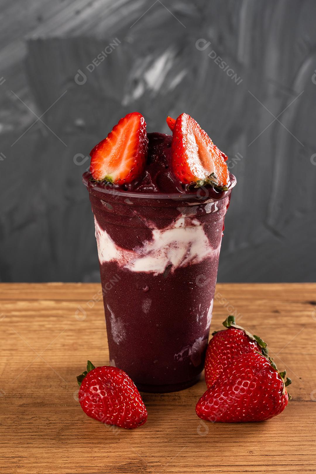 Batido De Sorvete Brasileiro De Açaí Berry Congelado Em Copo De Plástico Imagem JPG