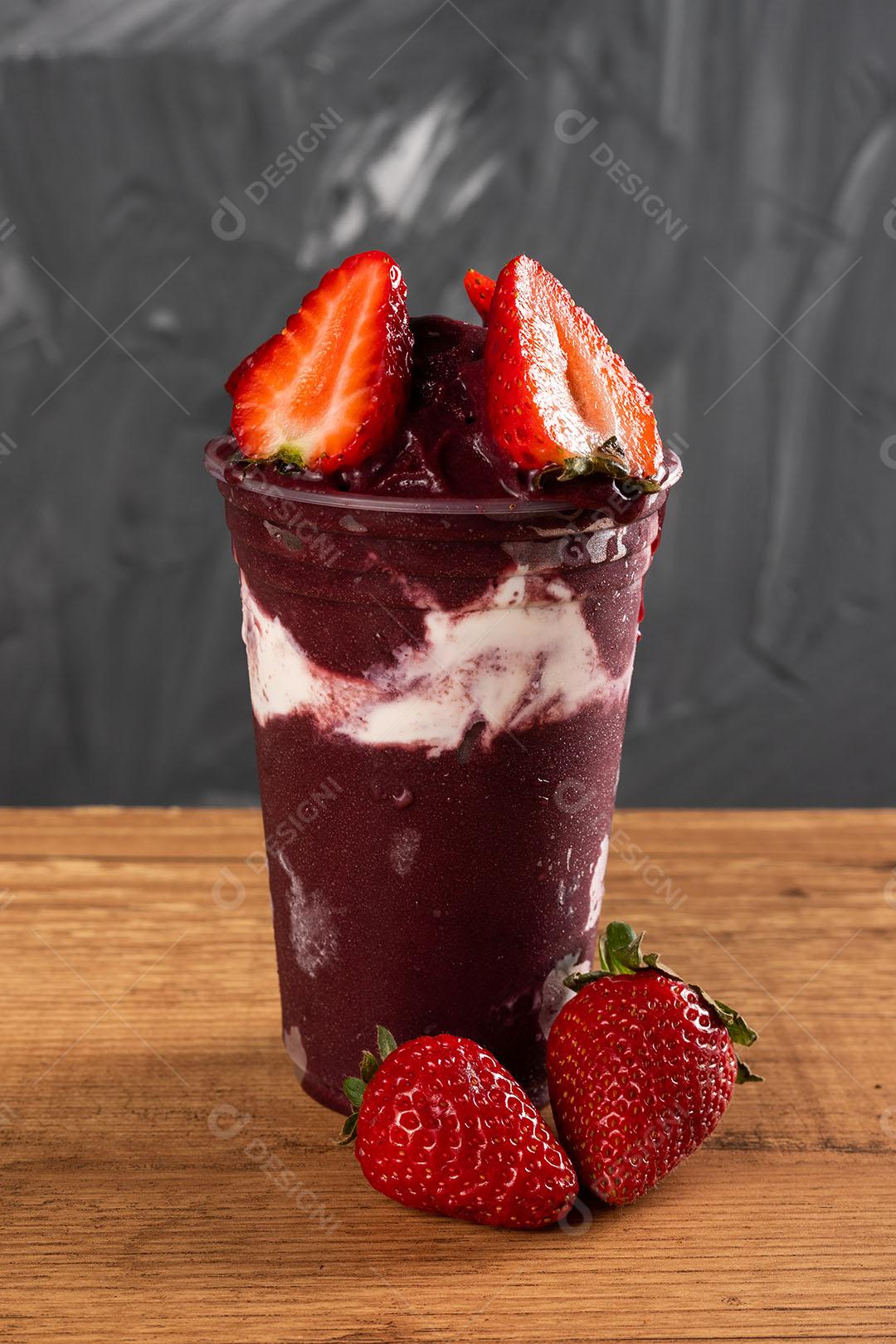 Batido De Sorvete Brasileiro De Açaí Berry Congelado Em Copo De Plástico Imagem JPG
