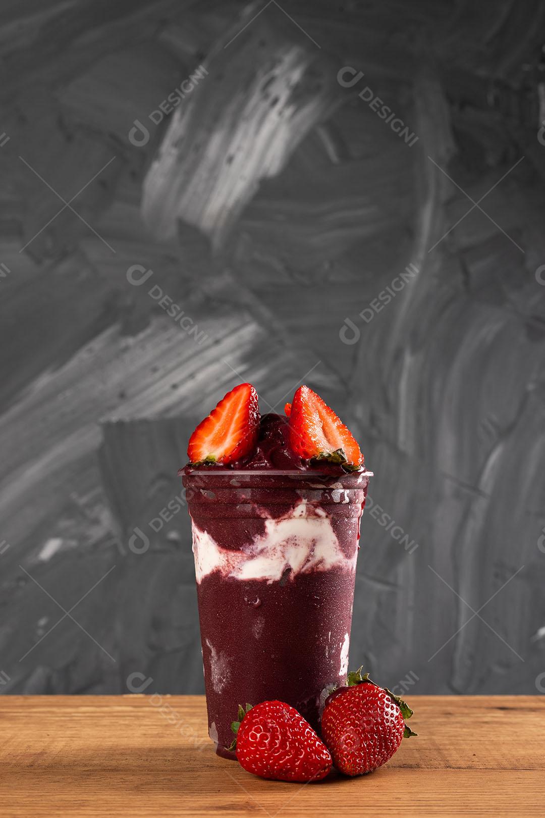 Batido De Sorvete Brasileiro De Açaí Berry Congelado Em Copo De Plástico Imagem JPG