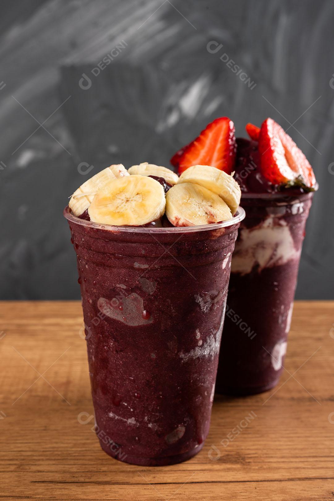 Batido De Sorvete Brasileiro De Açaí Berry Congelado Em Copo De Plástico Imagem JPG