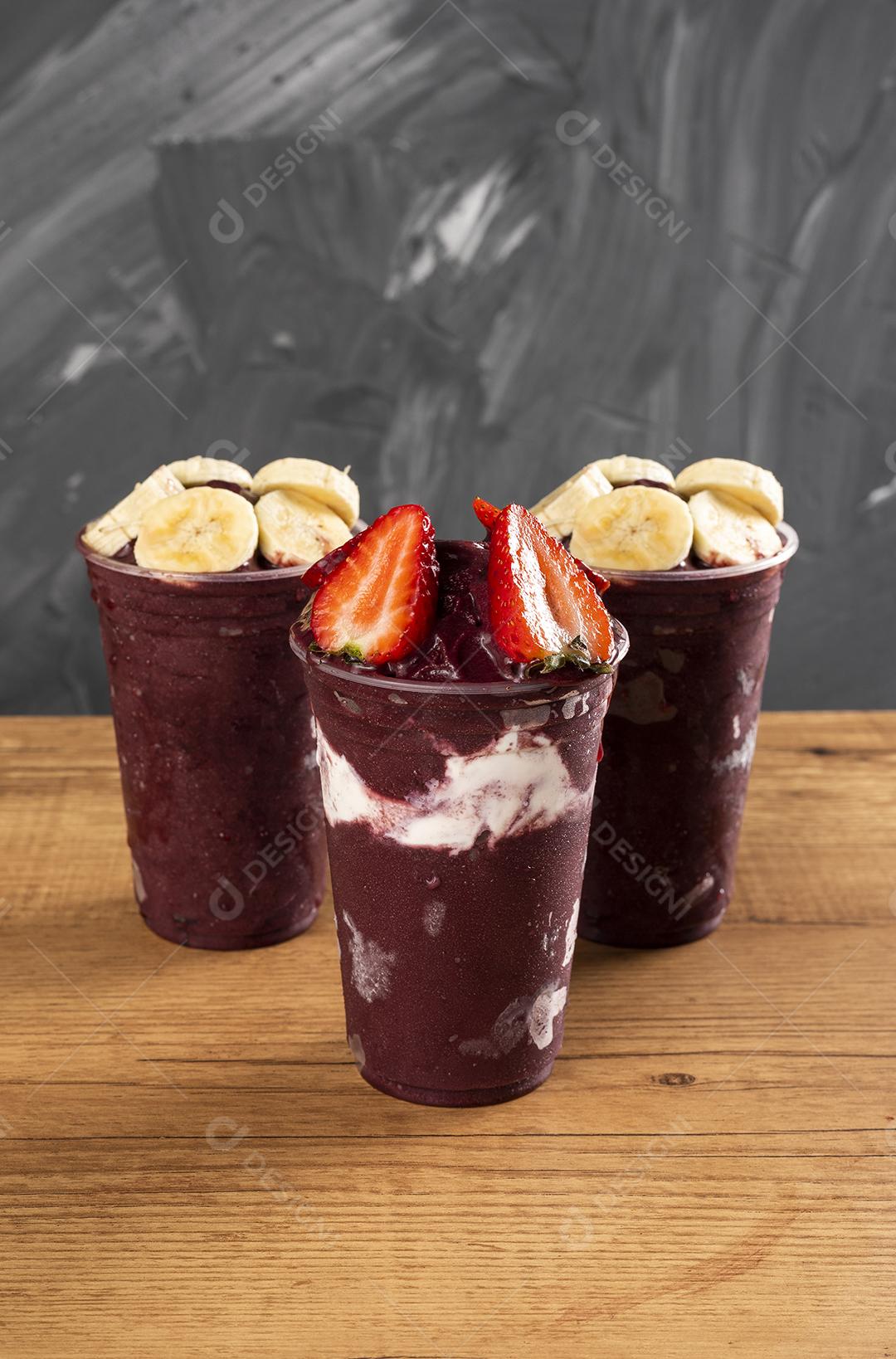 Batido De Sorvete Brasileiro De Açaí Berry Congelado Em Copo De Plástico Imagem JPG