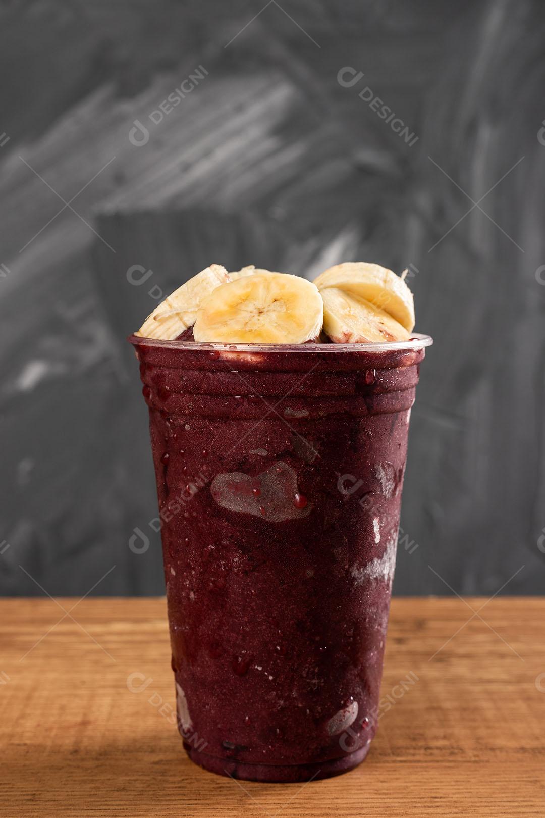 Batido De Sorvete Brasileiro De Açaí Berry Congelado Em Copo De Plástico Imagem JPG