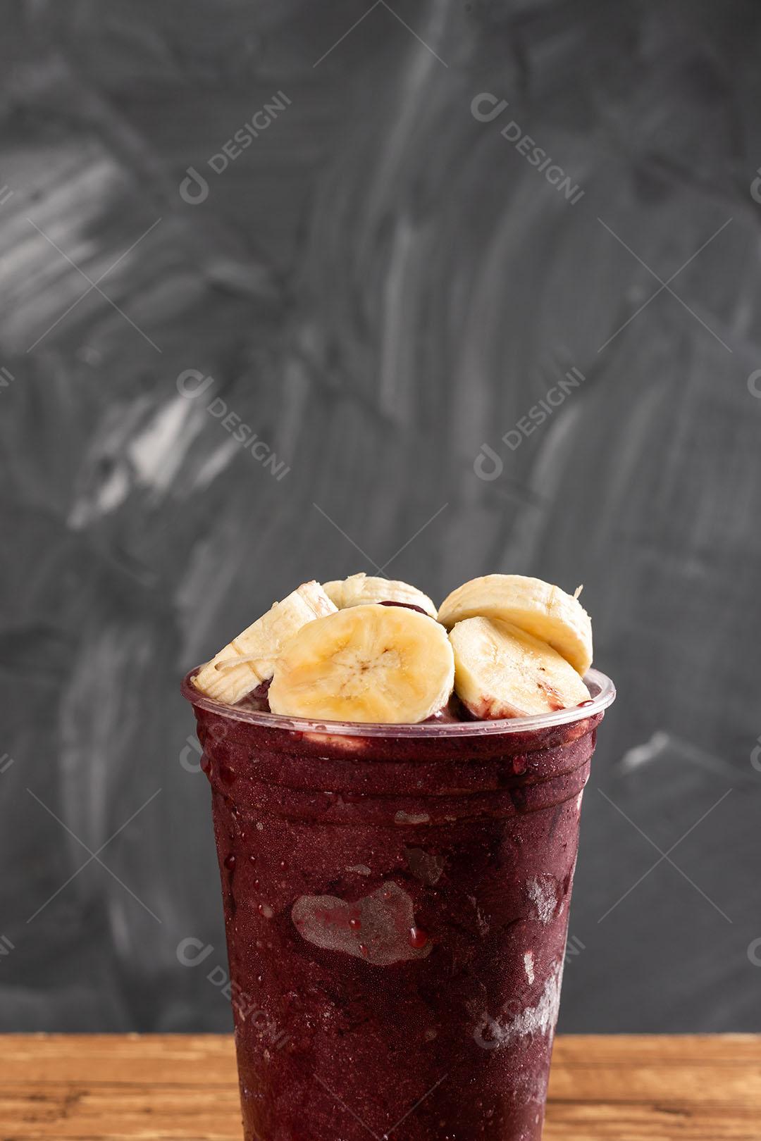 Batido De Sorvete Brasileiro De Açaí Berry Congelado Em Copo De Plástico Imagem JPG