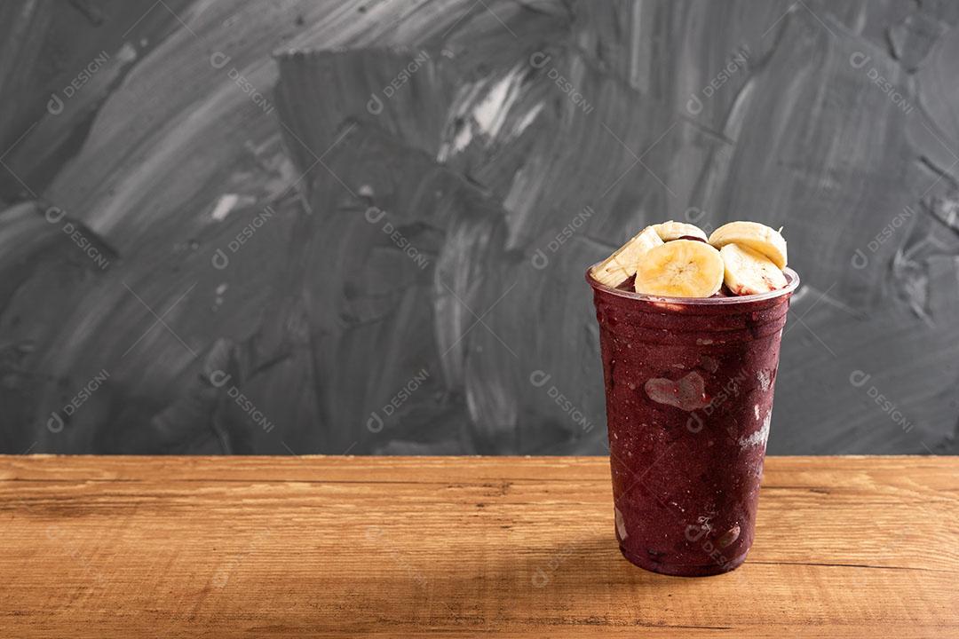 Batido De Sorvete Brasileiro De Açaí Berry Congelado Em Copo De Plástico Imagem JPG