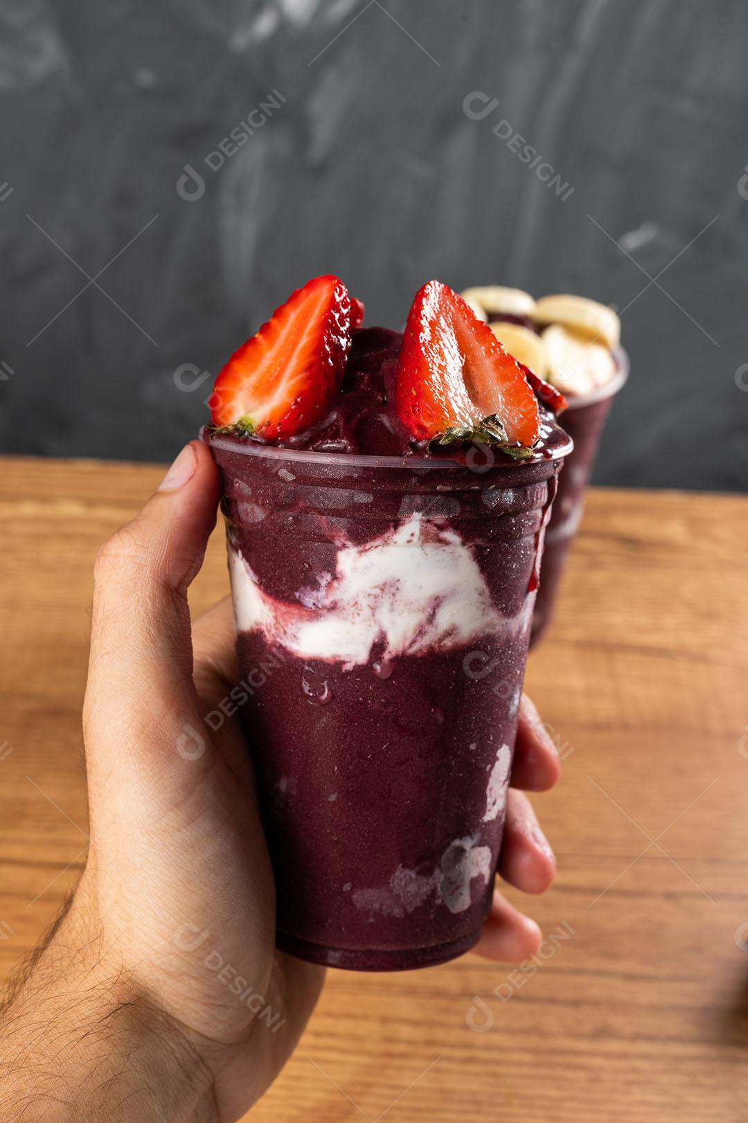 Batido De Sorvete Brasileiro De Açaí Berry Congelado Mão Segurando Copo De Plástico Imagem JPG