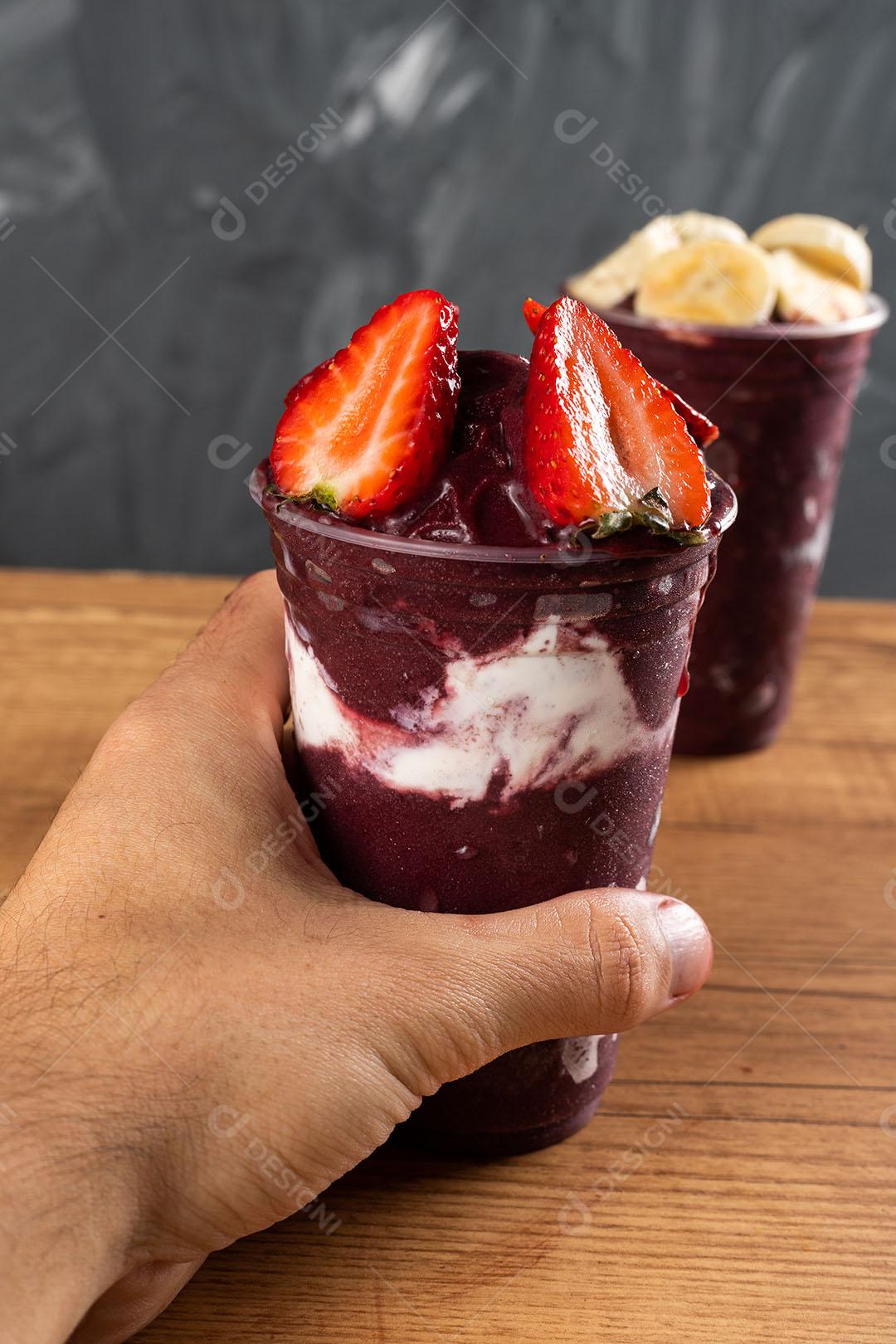 Batido De Sorvete Brasileiro De Açaí Berry Congelado Mão Segurando Copo De Plástico Imagem JPG