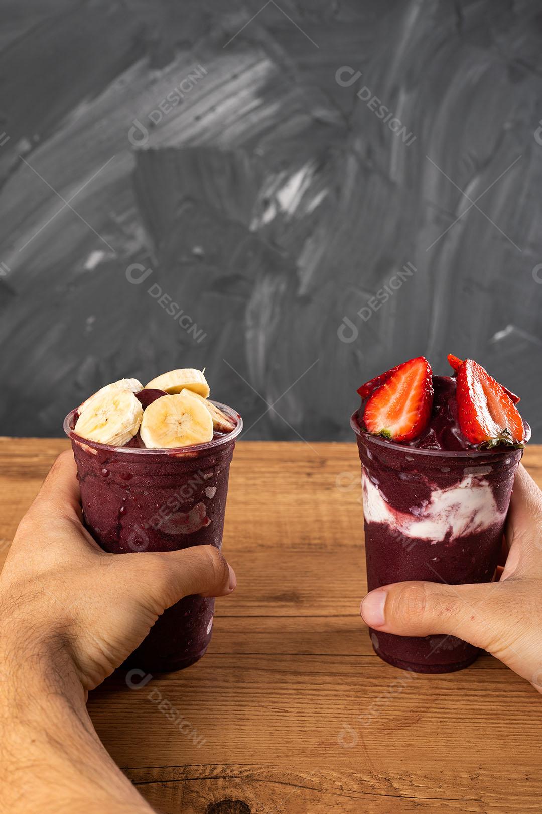 Batido De Sorvete Brasileiro De Açaí Berry Congelado Mão Segurando Copo De Plástico Imagem JPG