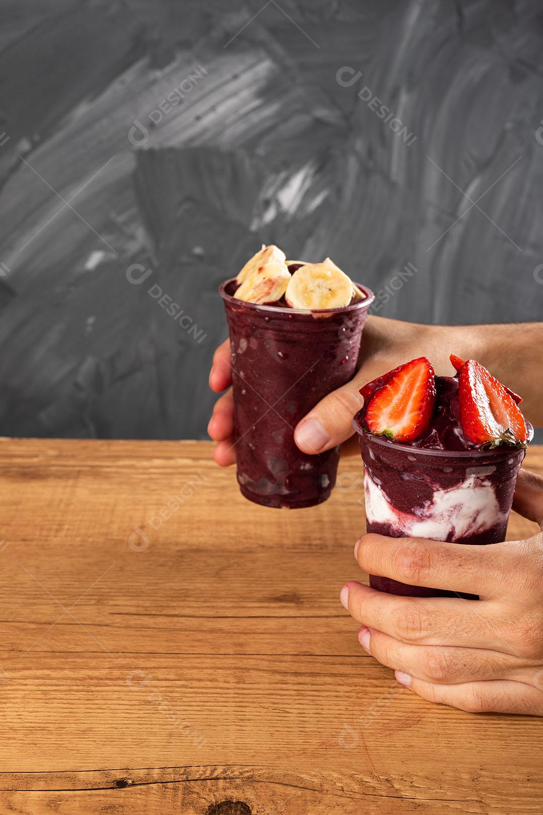 Batido De Sorvete Brasileiro De Açaí Berry Congelado Mão Segurando Copo De Plástico Imagem JPG