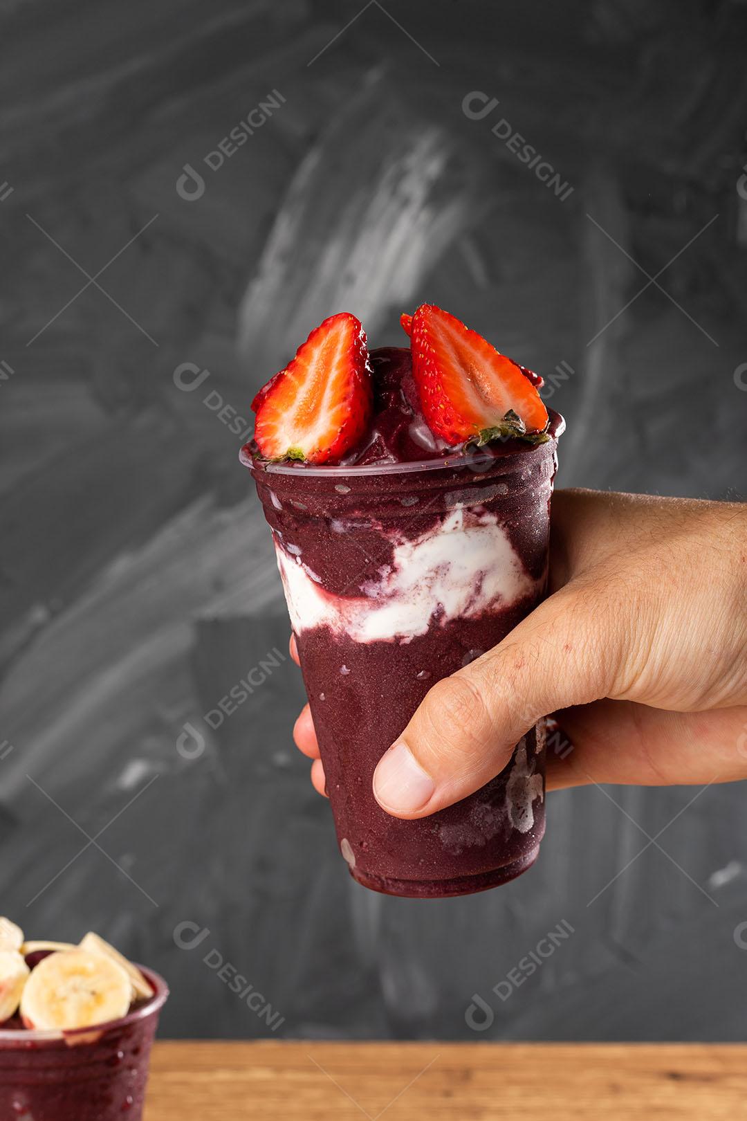 Batido De Sorvete Brasileiro De Açaí Berry Congelado Mão Segurando Copo De Plástico Imagem JPG