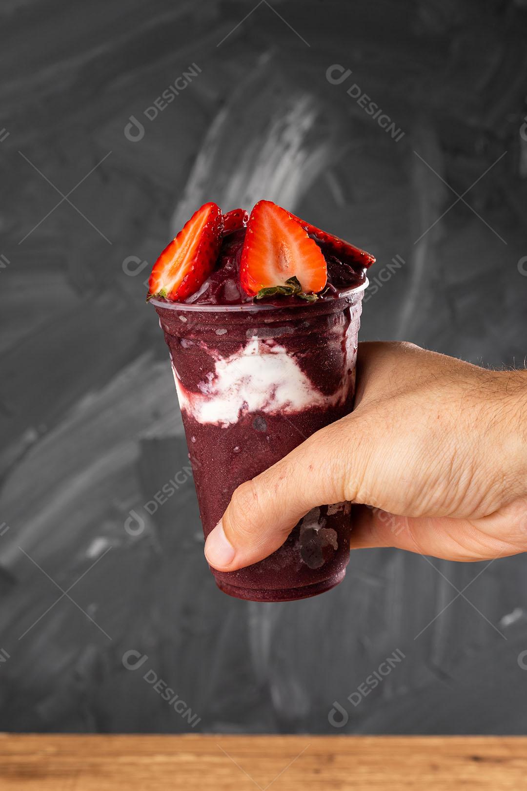 Batido De Sorvete Brasileiro De Açaí Berry Congelado Mão Segurando Copo De Plástico Imagem JPG