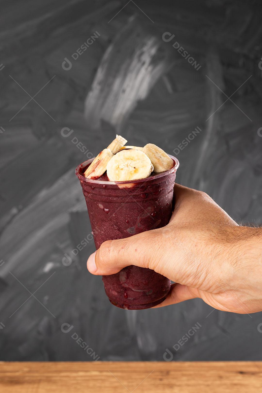 Batido De Sorvete Brasileiro De Açaí Berry Congelado Mão Segurando Copo De Plástico Imagem JPG