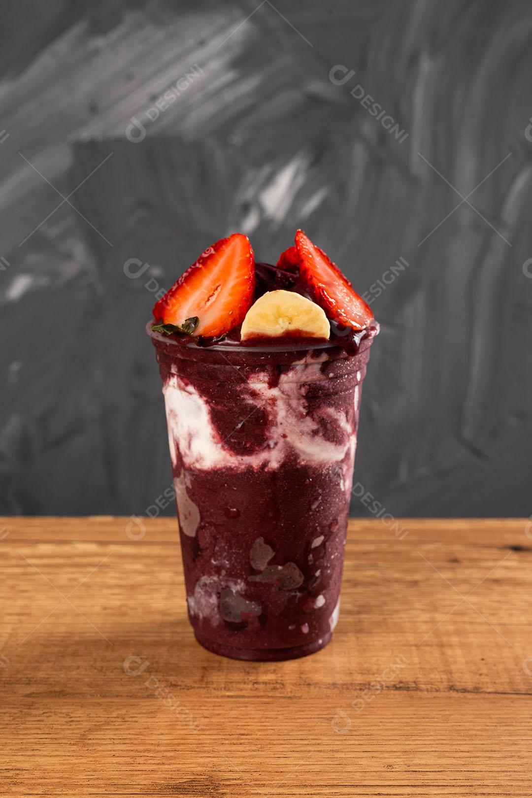 Batido De Sorvete Brasileiro De Açaí Berry Congelado Em Copo De Plástico Imagem JPG